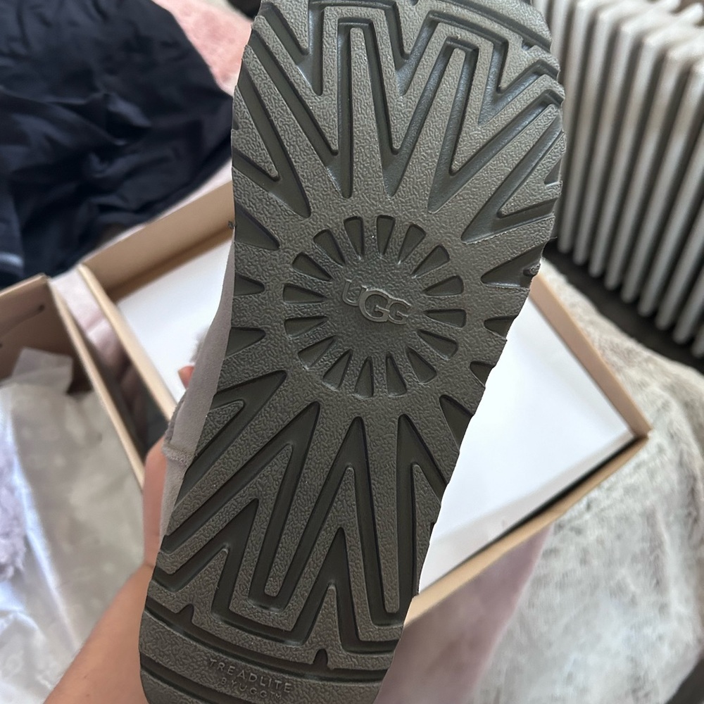 Uggs - Picture 3 of 6